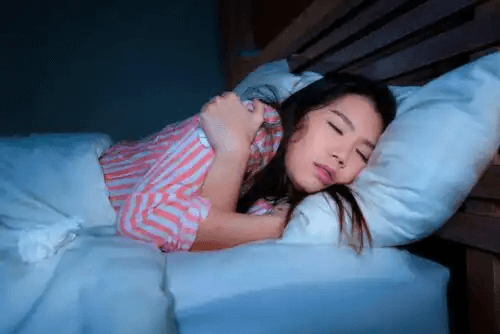 kvinna sover