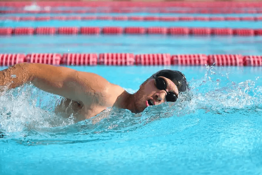 hälsofördelarna med att simma: man simmar längder