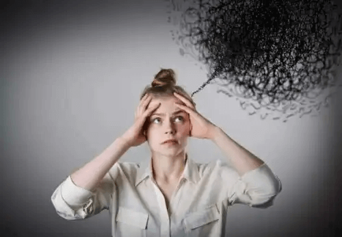 obsession eller tvångstankar: kvinna med svart moln