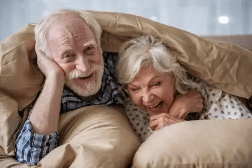 hälsosamt åldrande: glatt par i säng