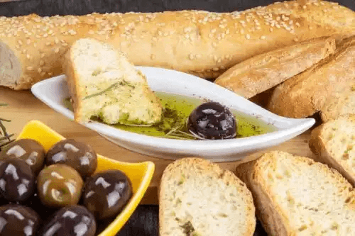bröd med sesamfrön och olivolja