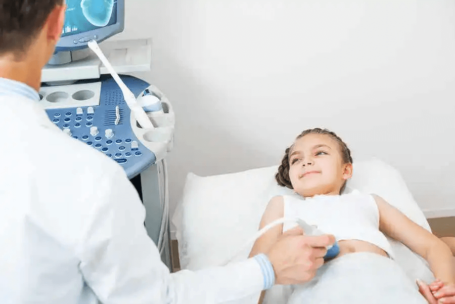 barn undersöks för ortopediska problem