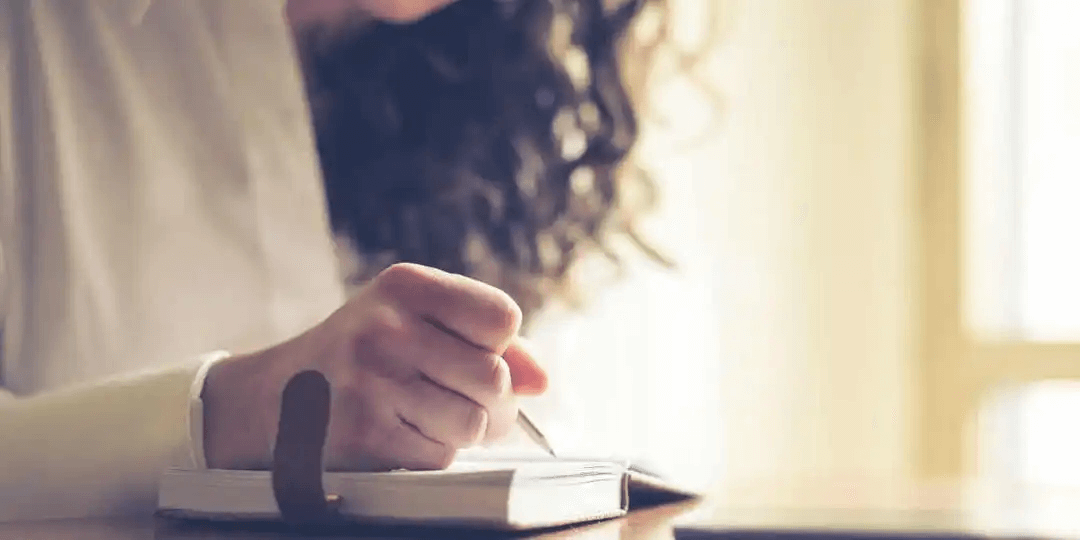 kvinna skriver dagbok