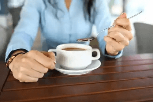 kvinna äter klar flytande diet