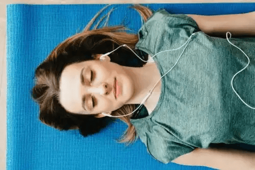 kvinna lyssnar på musik i hörlurar