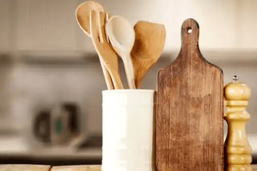 Hur man diskar och desinficerar köksredskap av trä