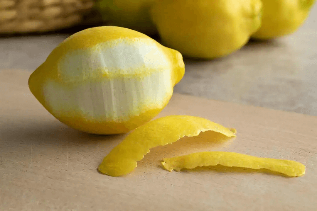 citron på skärbräda