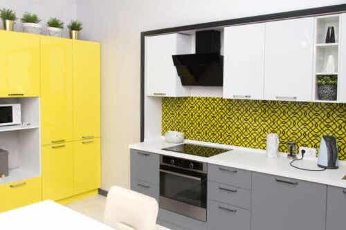 En gul möbeldetalj kan vara ett bra val för att skapa en fokuspunkt utan att överbelasta rummet.