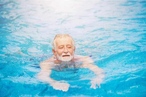 En äldre man simmar