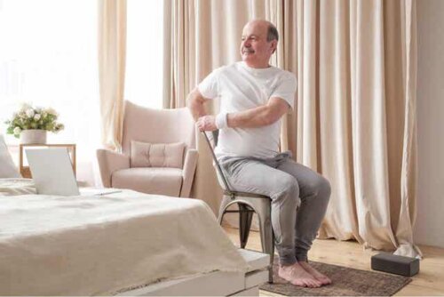 En äldre man utför stolsyoga