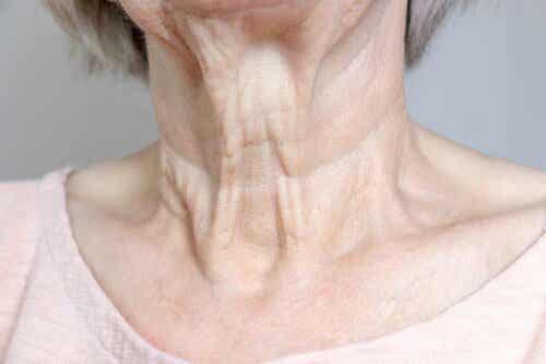 En äldre kvinnas hals i närbild