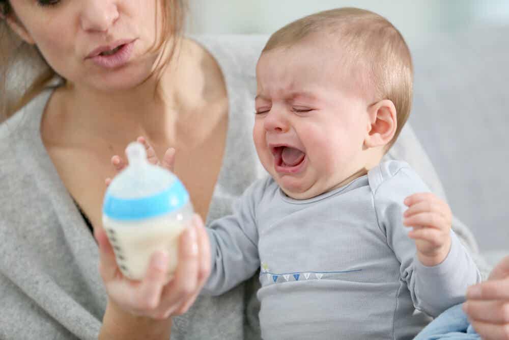 Man ska inte låta bebisar med kliande tandkött somna med nappflaskor fyllda med juice.