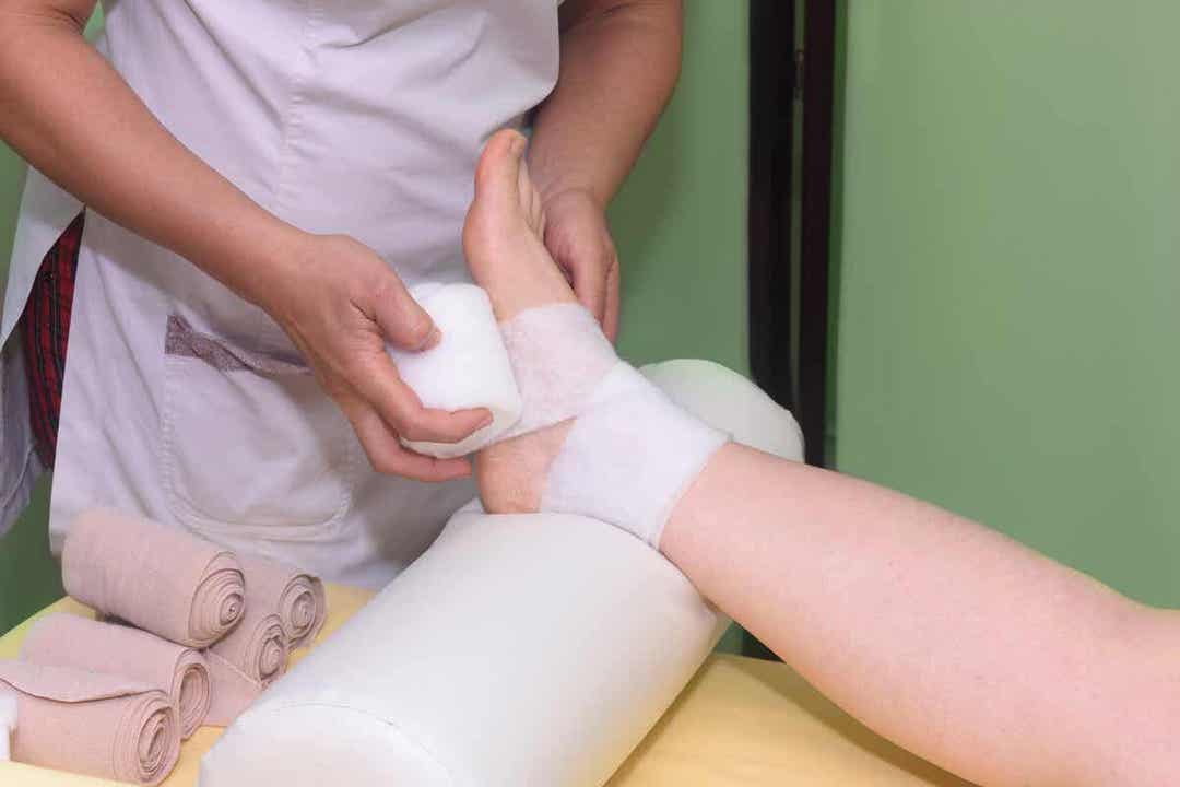 När man drabbas av en översträckning av stortån är det viktigt att linda in hela foten med ett kompressionsbandage.