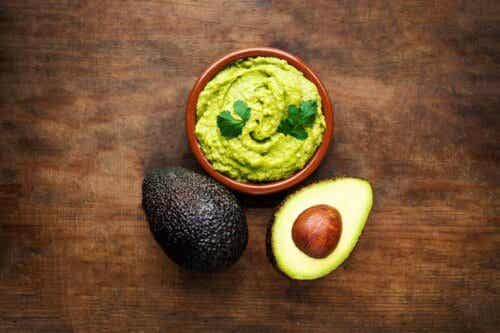 Avokado och en skål guacamole