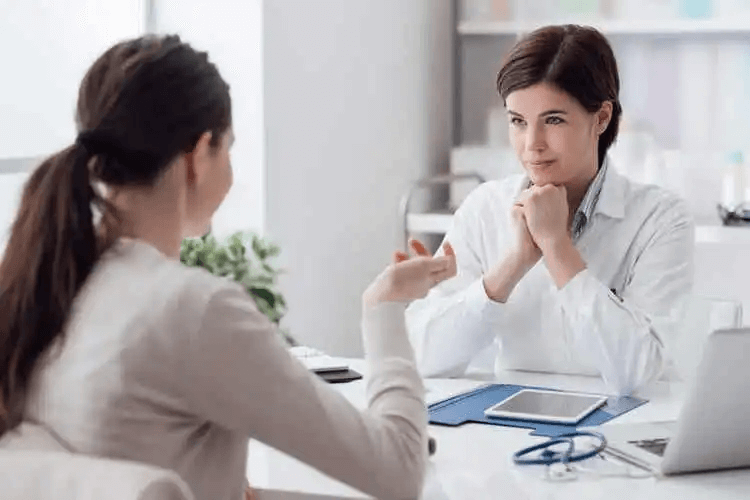 läkare talar med patient på internationella lupus-dagen