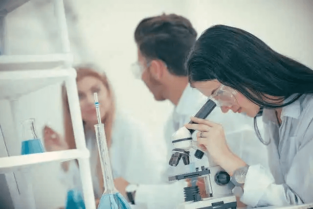 Internationella dagen för kliniska försök: personer arbetar i laboratorium