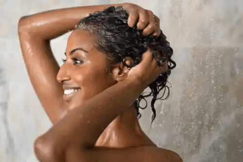kvinna använder Ett lökschampo