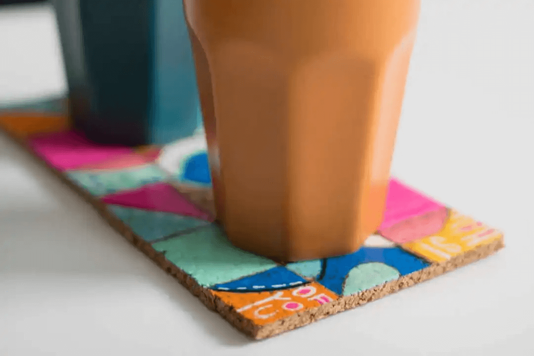 glas på underlägg