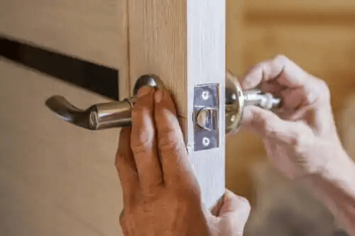 Hur man byter ut ett dörrhandtag