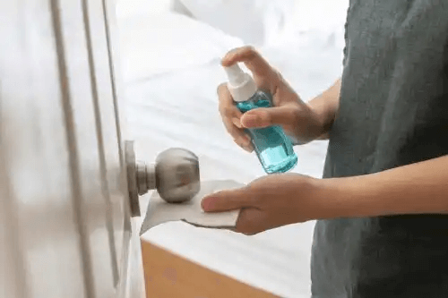 sprayar på dörrhandtag