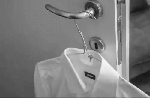 skjorta hänger på dörrhandtag
