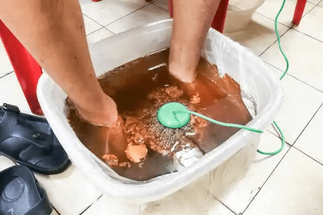 fötter i brunt fotbad