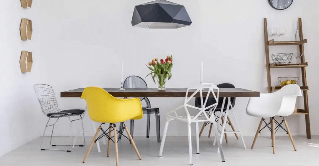 Ett matbord med udda stolar