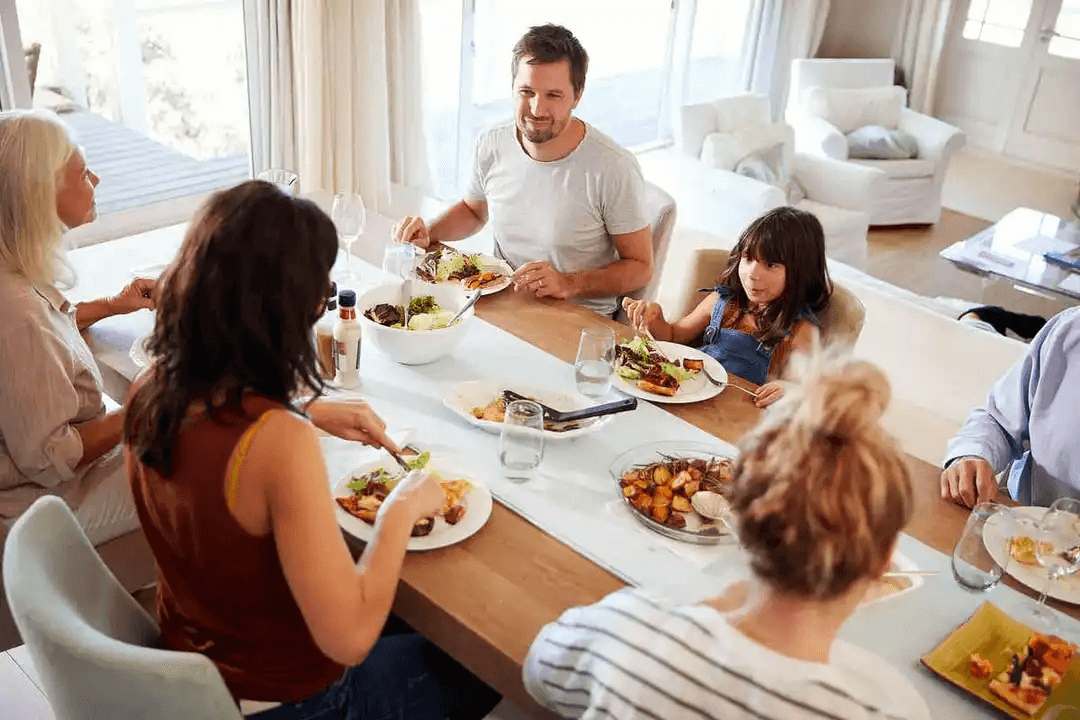 familj runt Ett matbord