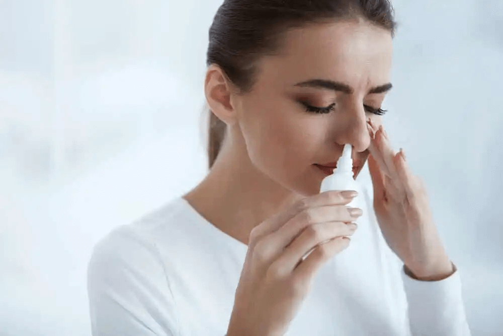 kvinna som är beroende av nässpray