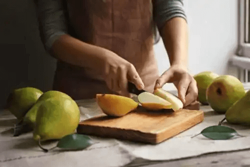 kvinna skär päron