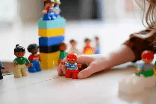 person leker med duplo under Sandlådeterapi
