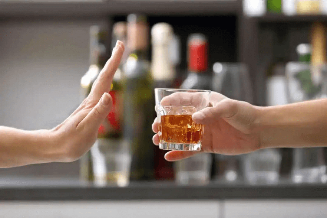 person säger nej till alkohol