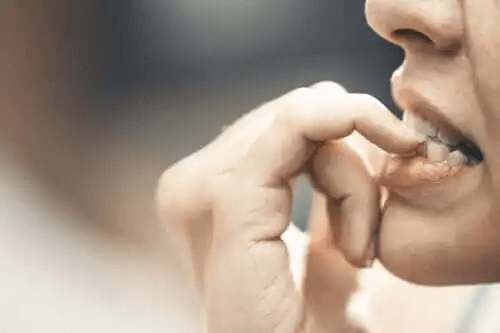 Tvångsmässig nagelbitning och oral hälsa