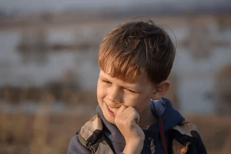 tvångsmässigt nagelbitning hos pojke