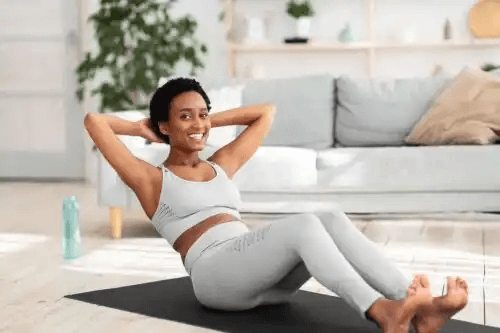 person gör situps