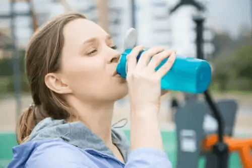 kvinna dricker vatten
