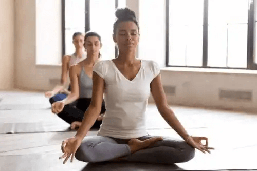 personer mediterar i klass