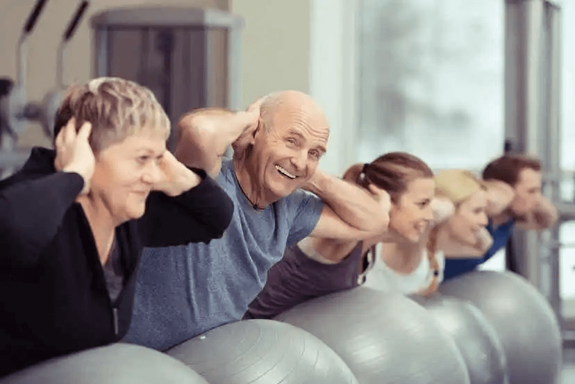 människor motionerar med yogabollar