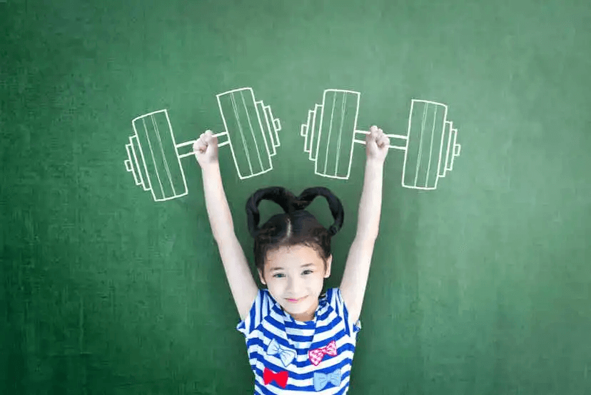 Fysisk träning för barn: barn håller upp vikter målade på svart tavla