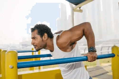 Så utför du tricepsdips i perfekt form