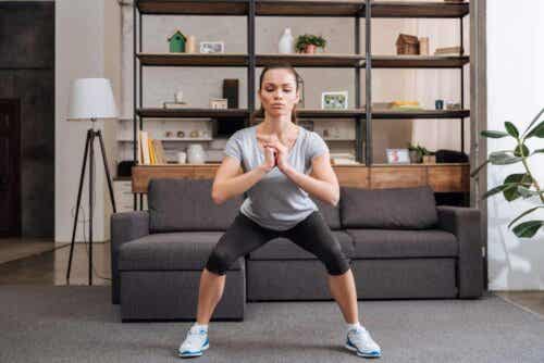 kvinna gör squats