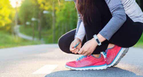 kvinna knyter joggingskor