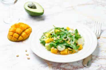 3 sätt att göra en mango- och avokadosallad