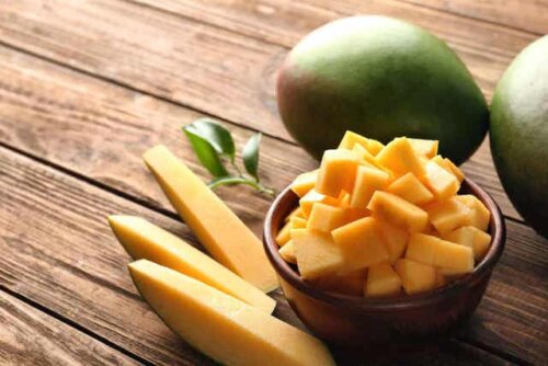Mango: hackad och skivad på ett träbord