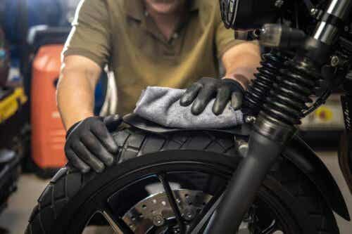Att kolla däcken är viktigt för dig som vill underhålla din motorcykel