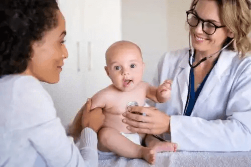 läkare undersöker baby för respiratoriskt syncytialvirus