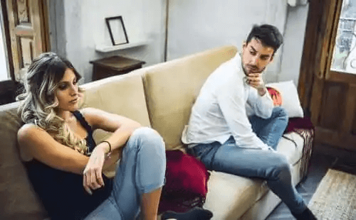 partner som sitter i soffan och verkar avlägsen