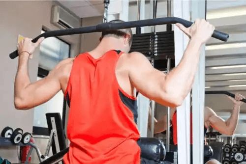 man styrketränar för att bli bättre på fotboll