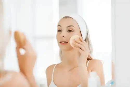 Tvätta händerna innan du använder den kosmetiska produkten