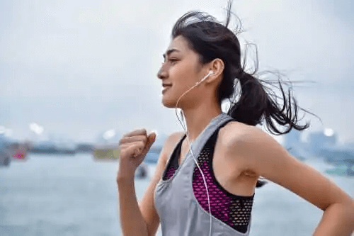 En kvinna som tränar.